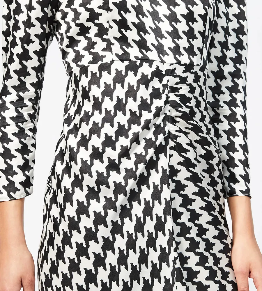 Rixo London Ziggy Houndstooth White Black Print V-Neck Satin Slit Leg Midi Dress - Imagen 5