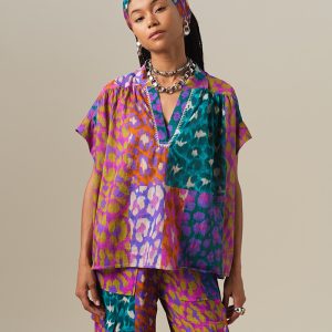 Blusa de manga corta con estampado de colores