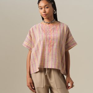 Blusa de manga corta con bordado