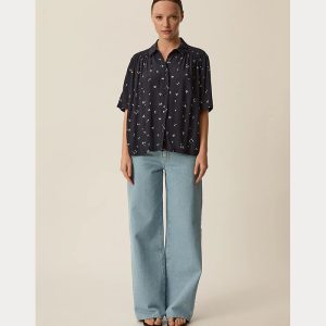 Blusa azul marino con flores