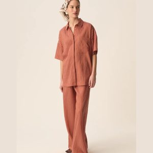 Camisa marrón de manga corta