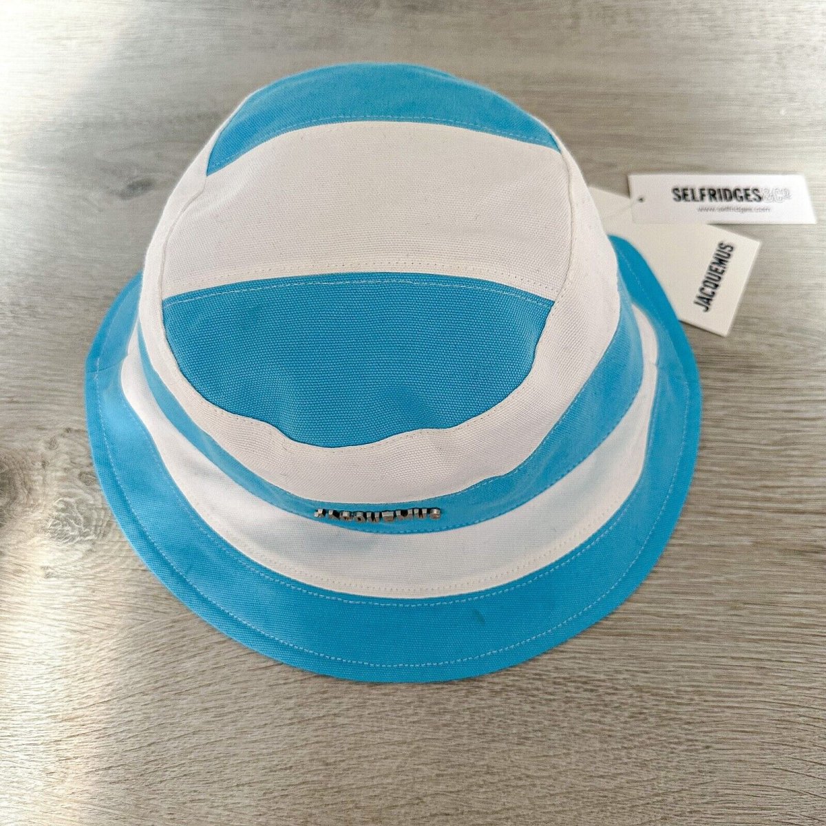 JACQUEMUS Logo Embossed Blue White Stripe Bucket Hat Le Bob Rayures - Imagen 5