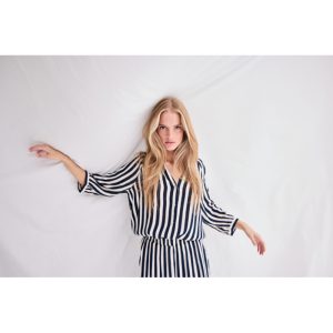 Blusa de rayas azul marino