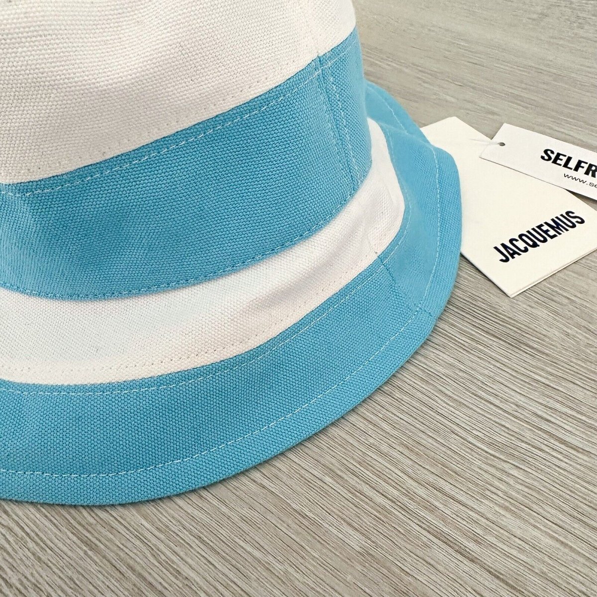 JACQUEMUS Logo Embossed Blue White Stripe Bucket Hat Le Bob Rayures - Imagen 7