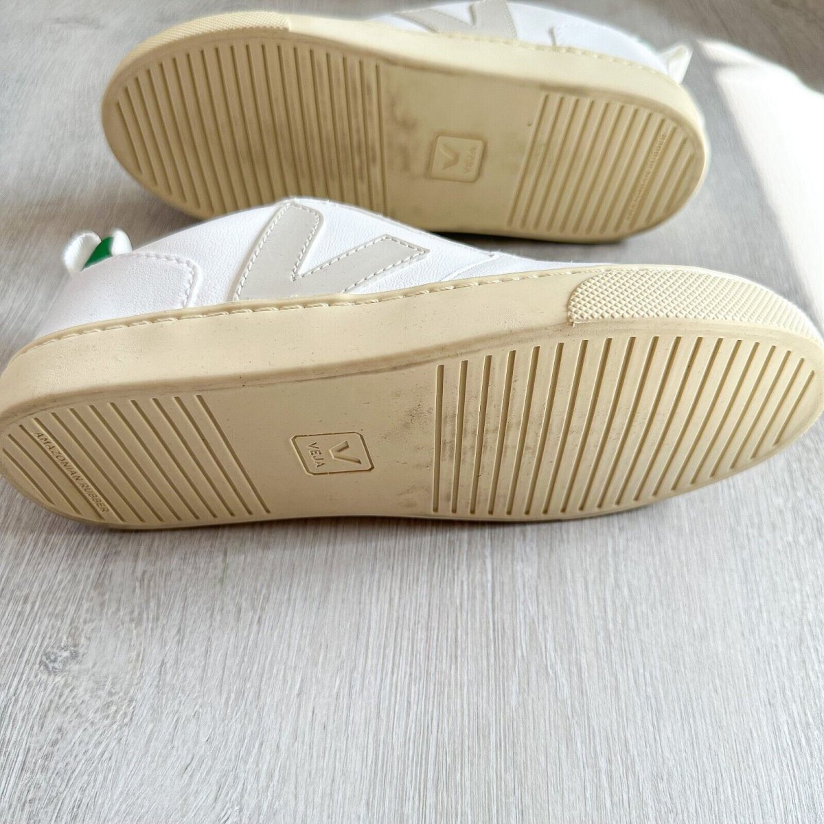 VEJA White Grey Green V Logo Trainers - Imagen 6