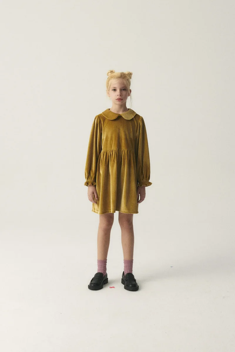 Vestido corto de niña en terciopelo amarillo - Imagen 2