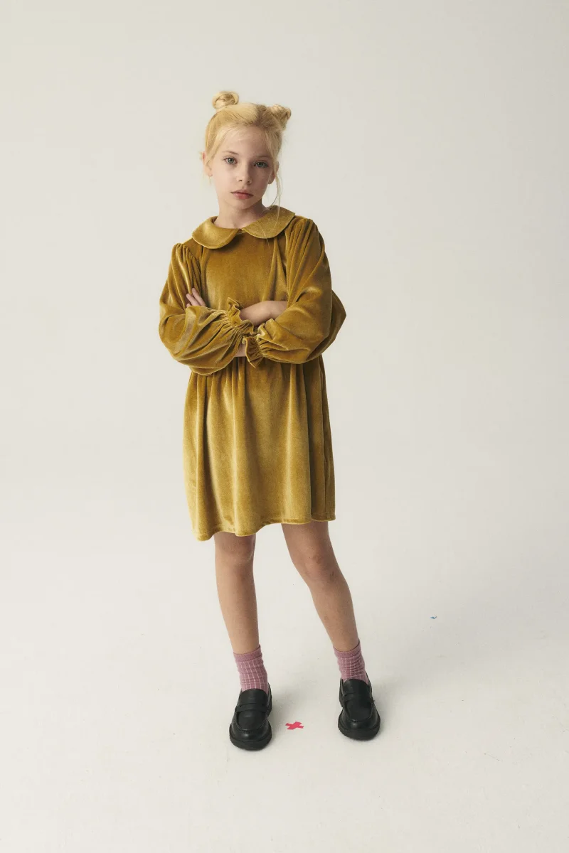 Vestido corto de niña en terciopelo amarillo - Imagen 5