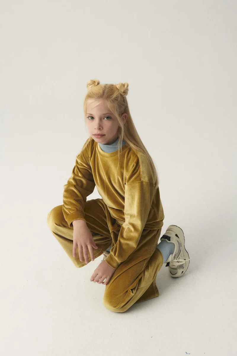 Sudadera unisex en terciopelo amarillo - Imagen 5