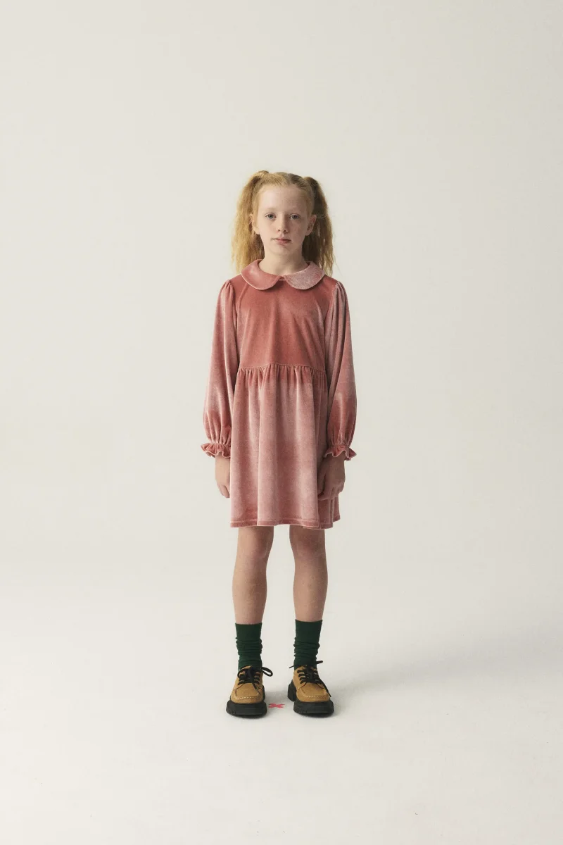 Vestido corto de niña en terciopelo rosa - Imagen 2