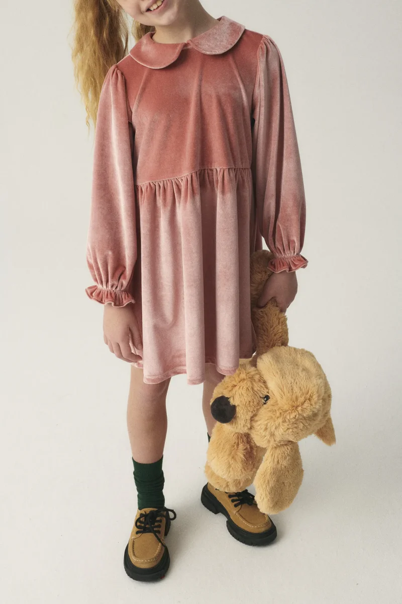 Vestido corto de niña en terciopelo rosa - Imagen 4