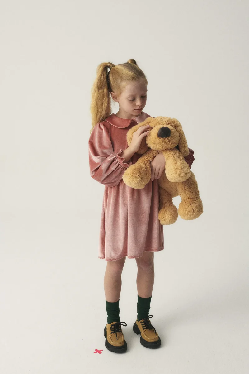 Vestido corto de niña en terciopelo rosa - Imagen 5