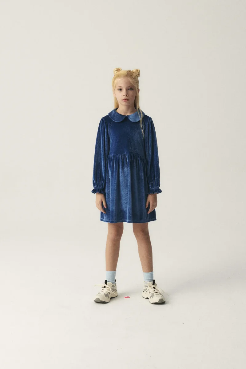Vestido corto de niña en terciopelo azul - Imagen 2