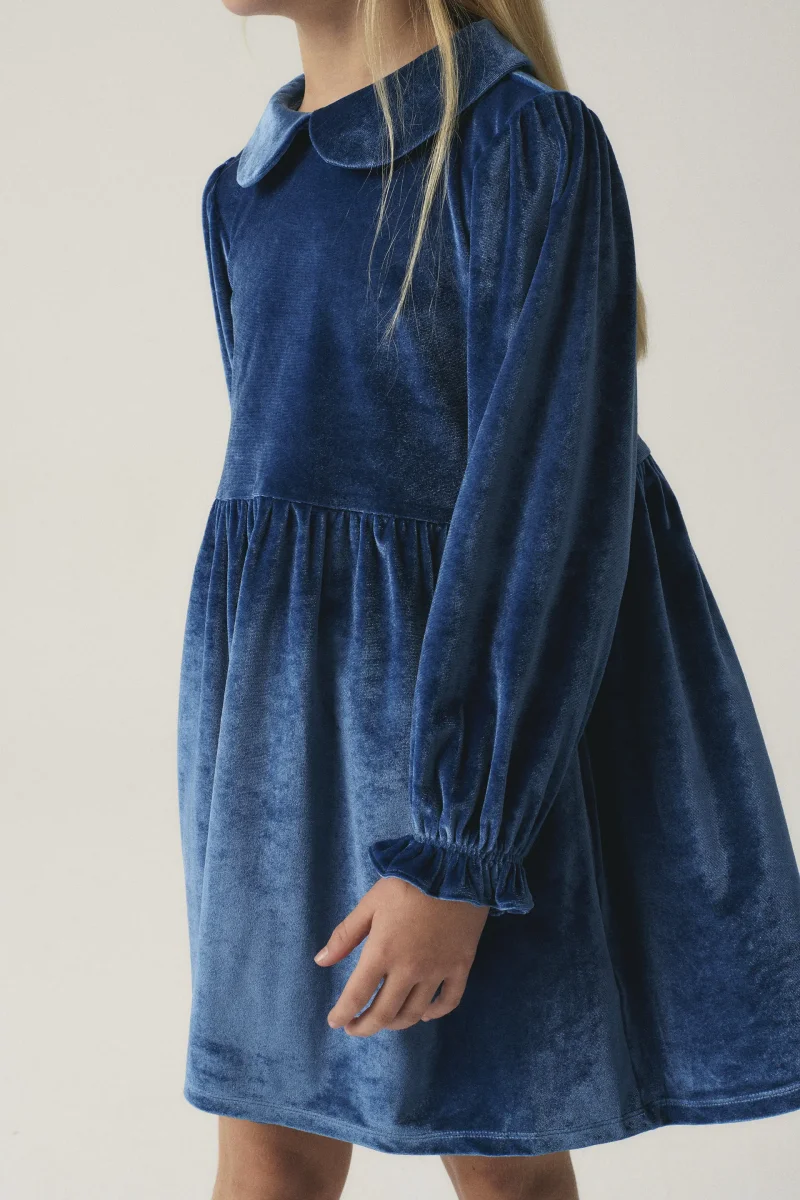 Vestido corto de niña en terciopelo azul - Imagen 4