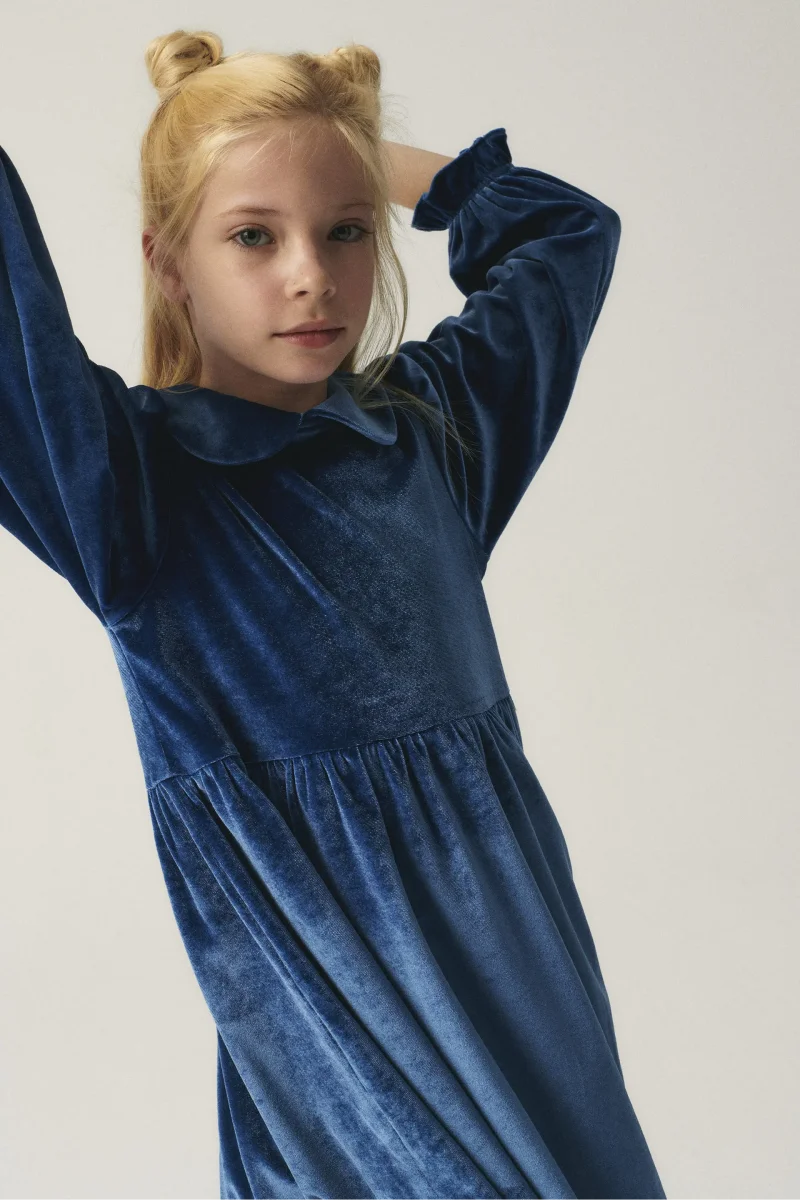 Vestido corto de niña en terciopelo azul - Imagen 5