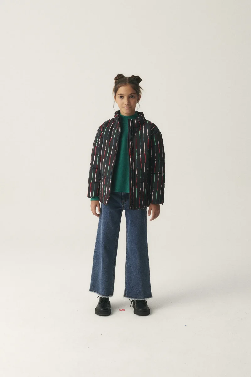 Abrigo unisex plumífero corto con estampado de rayas negro