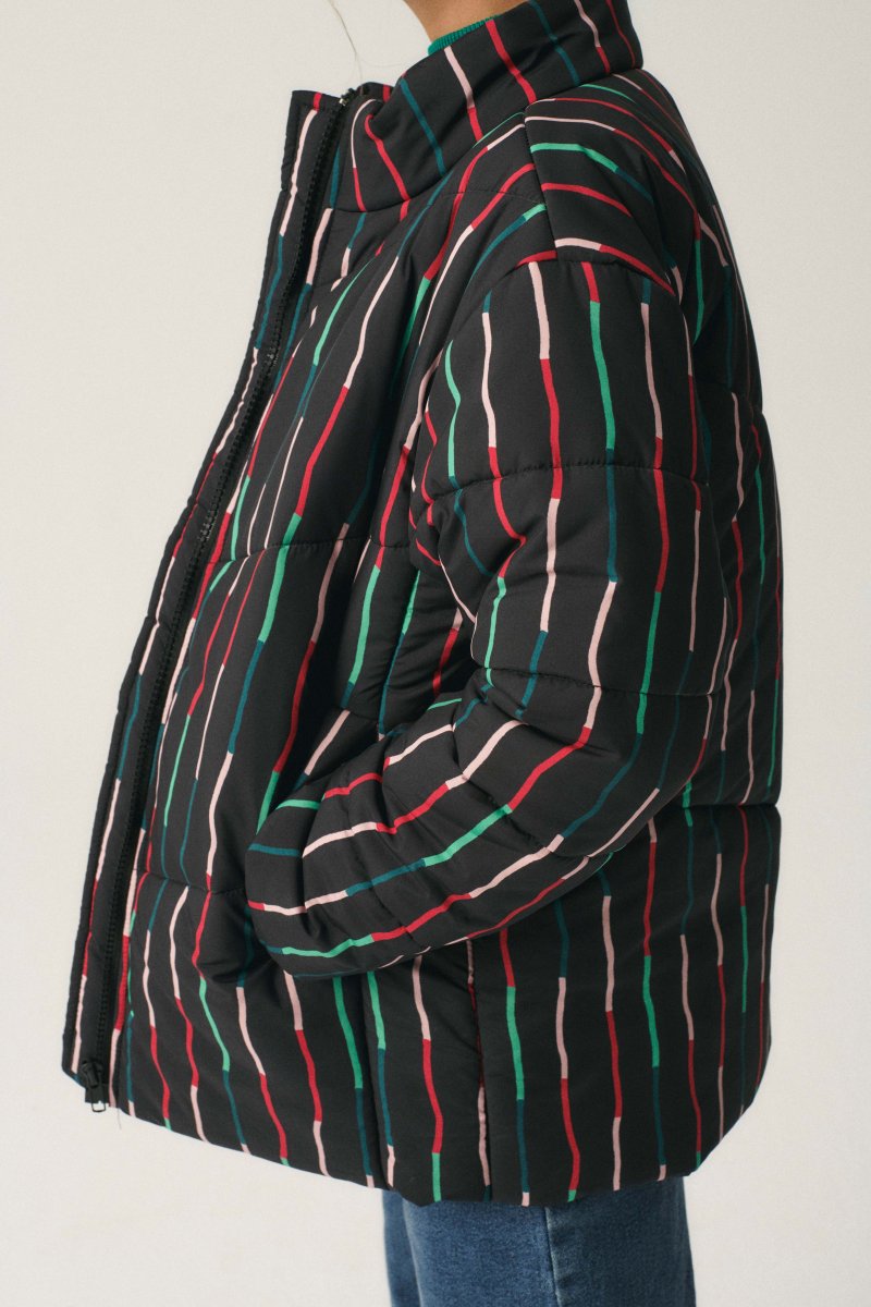 Abrigo unisex plumífero corto con estampado de rayas negro - Imagen 8