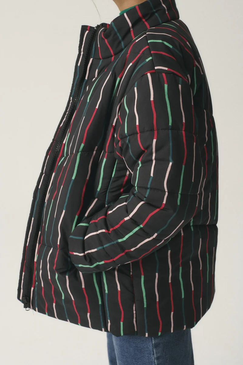 Abrigo unisex plumífero corto con estampado de rayas negro - Imagen 4