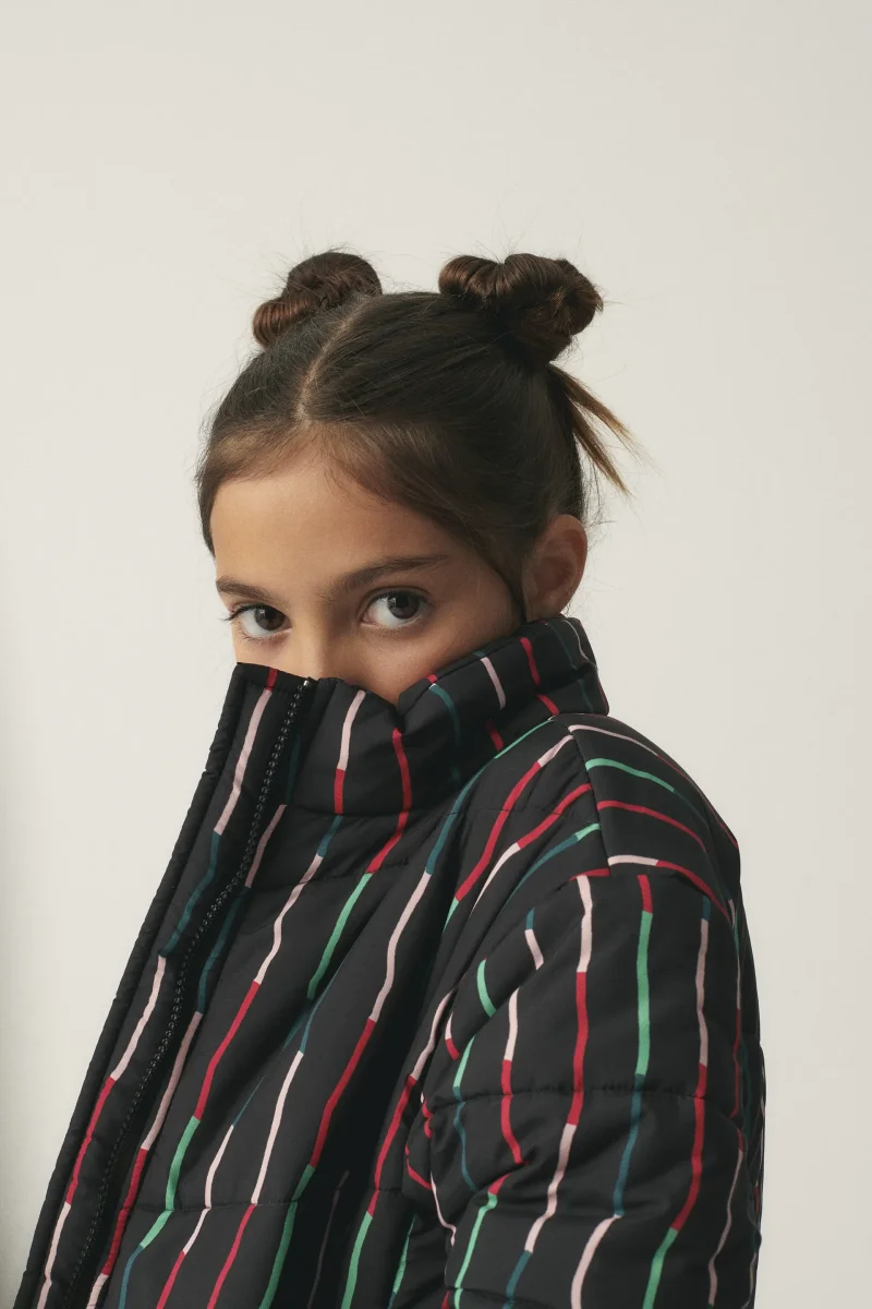 Abrigo unisex plumífero corto con estampado de rayas negro - Imagen 5