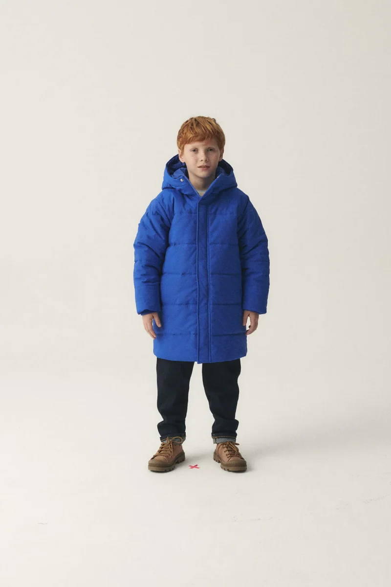 Abrigo unisex plumífero midi con capucha azul - Imagen 2