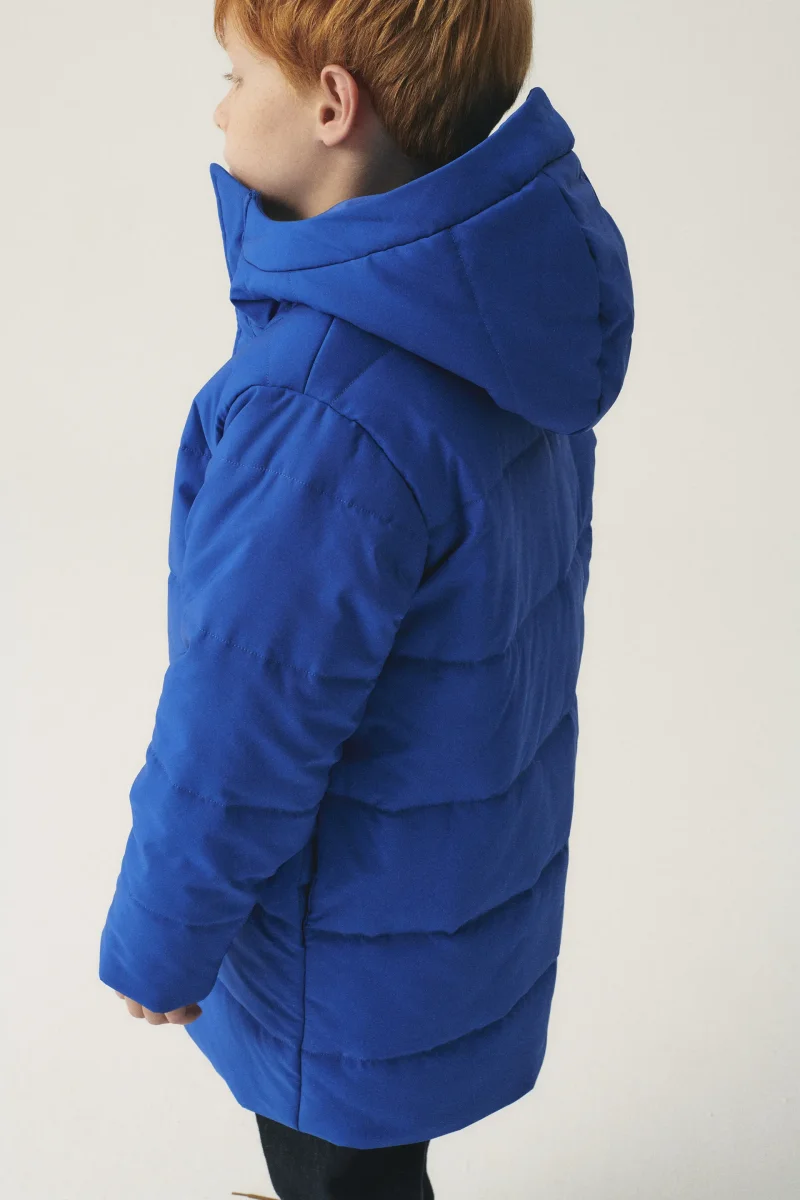 Abrigo unisex plumífero midi con capucha azul - Imagen 4