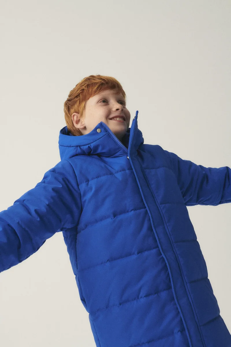 Abrigo unisex plumífero midi con capucha azul - Imagen 5