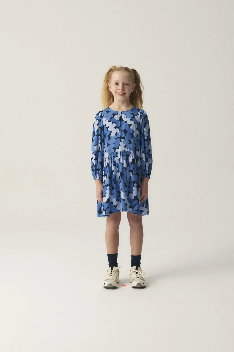 Vestido corto camisero de niña con estampado abstracto azul - Imagen 2