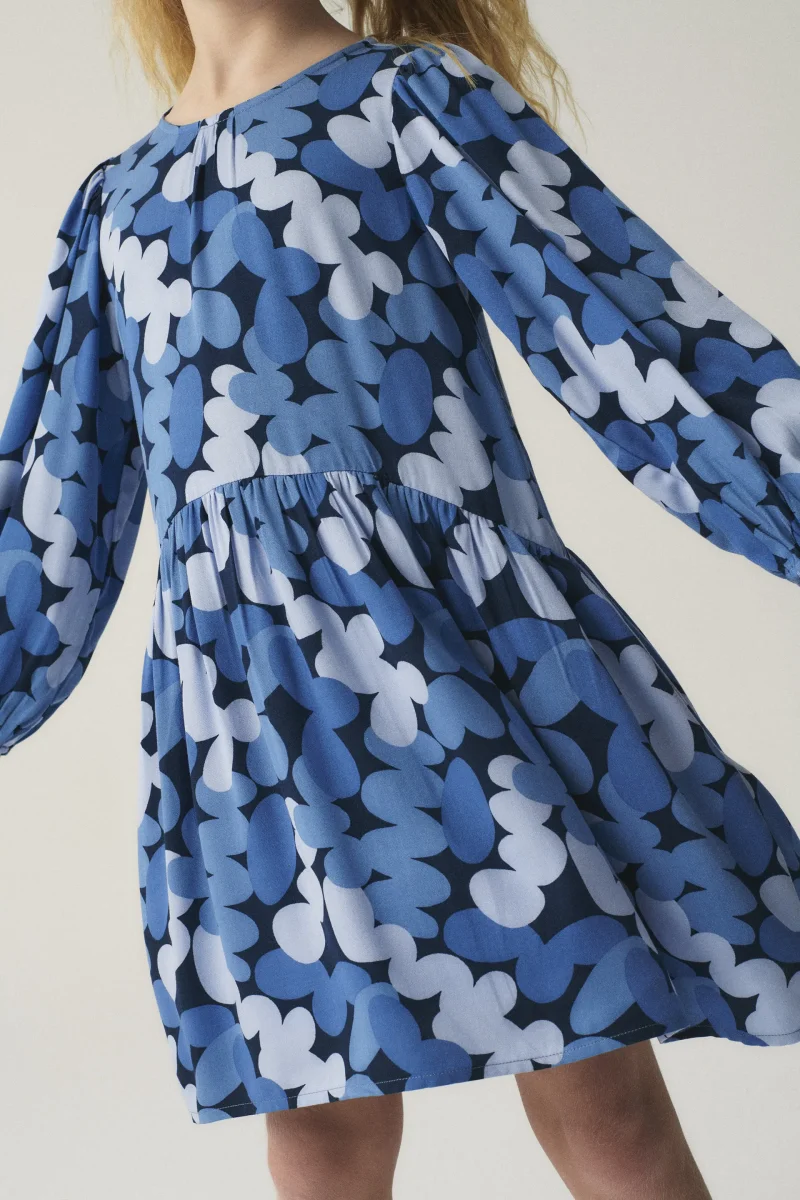 Vestido corto camisero de niña con estampado abstracto azul - Imagen 4