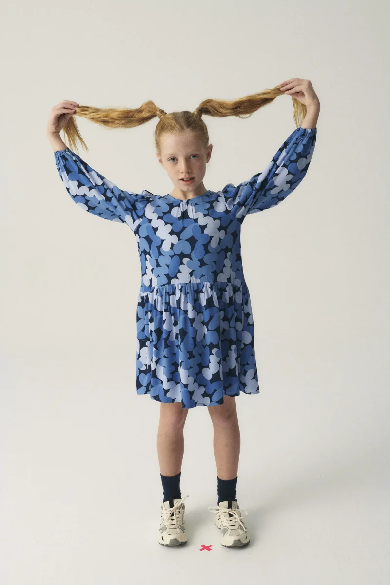 Vestido corto camisero de niña con estampado abstracto azul - Imagen 5