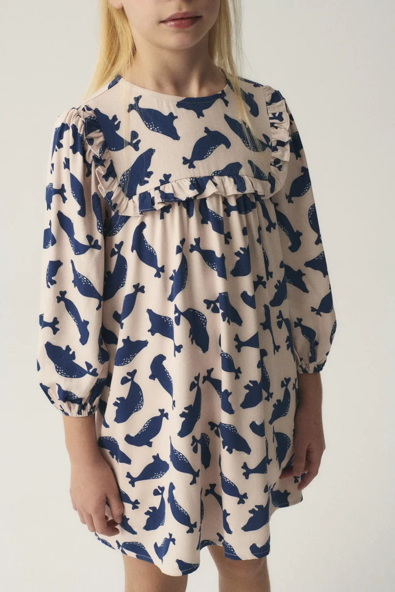 Vestido corto camisero de niña con estampado de focas - Imagen 4