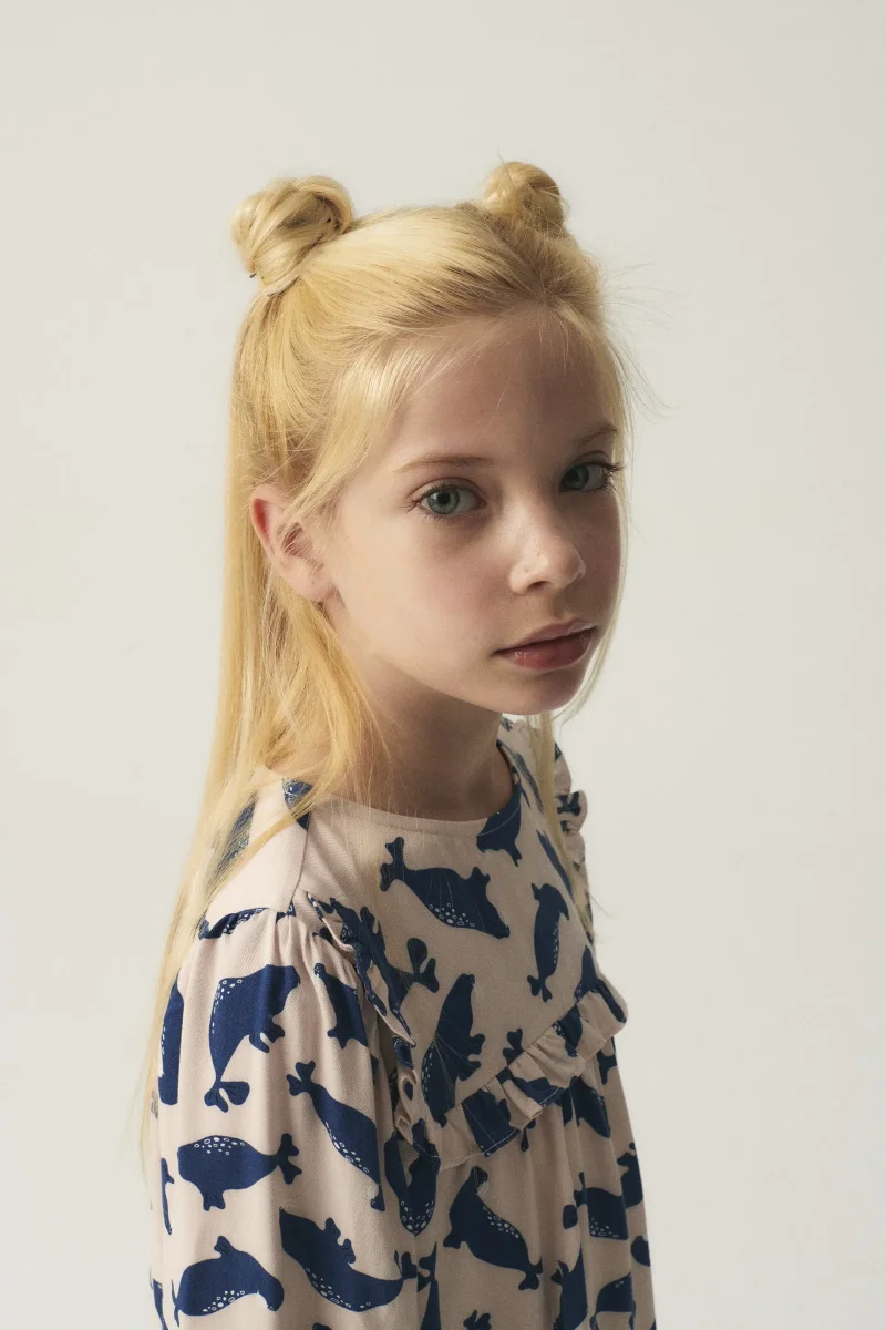 Vestido corto camisero de niña con estampado de focas - Imagen 5