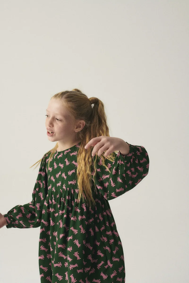 Vestido corto de niña con estampado de conejos - Imagen 8