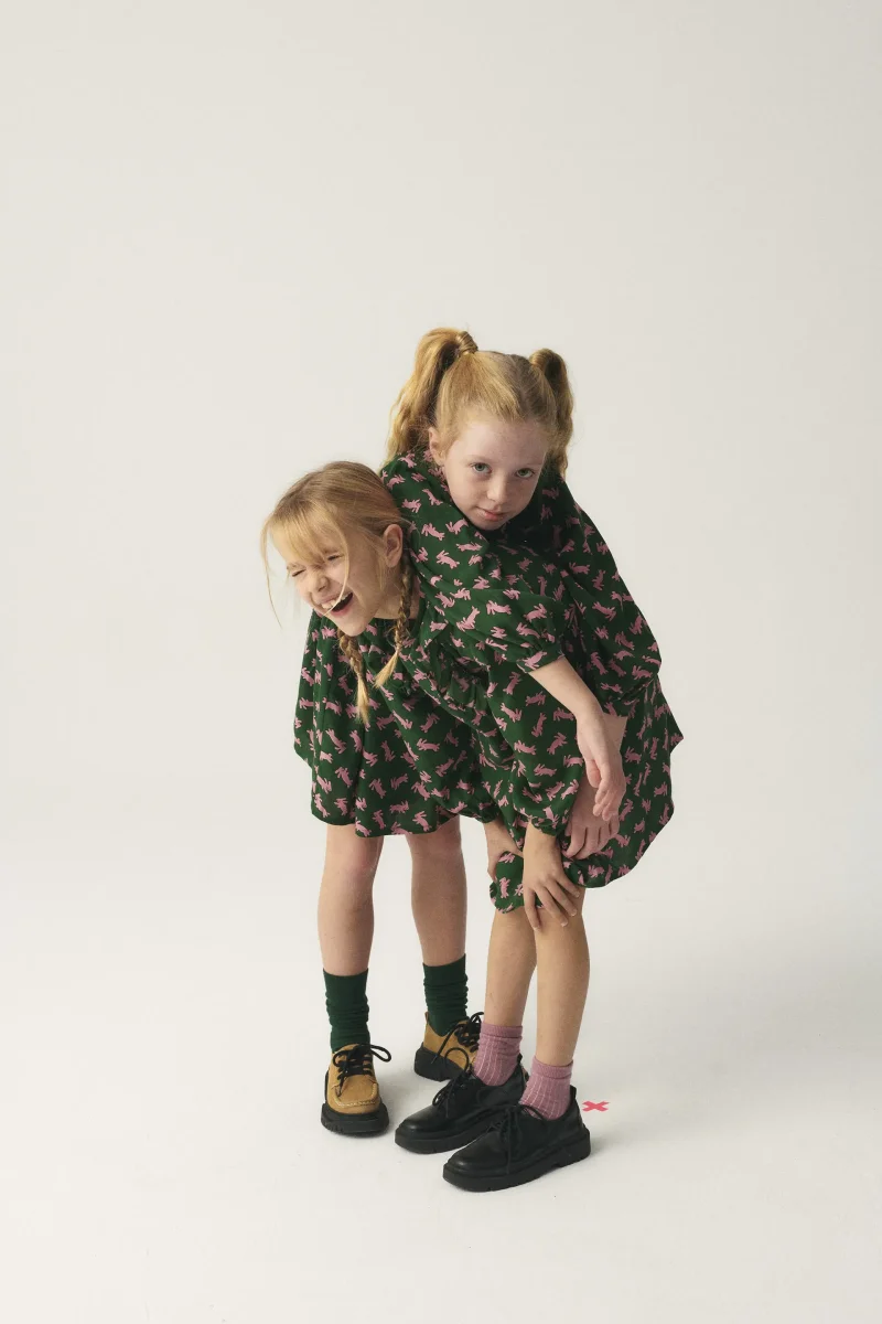 Vestido corto de niña con estampado de conejos - Imagen 9