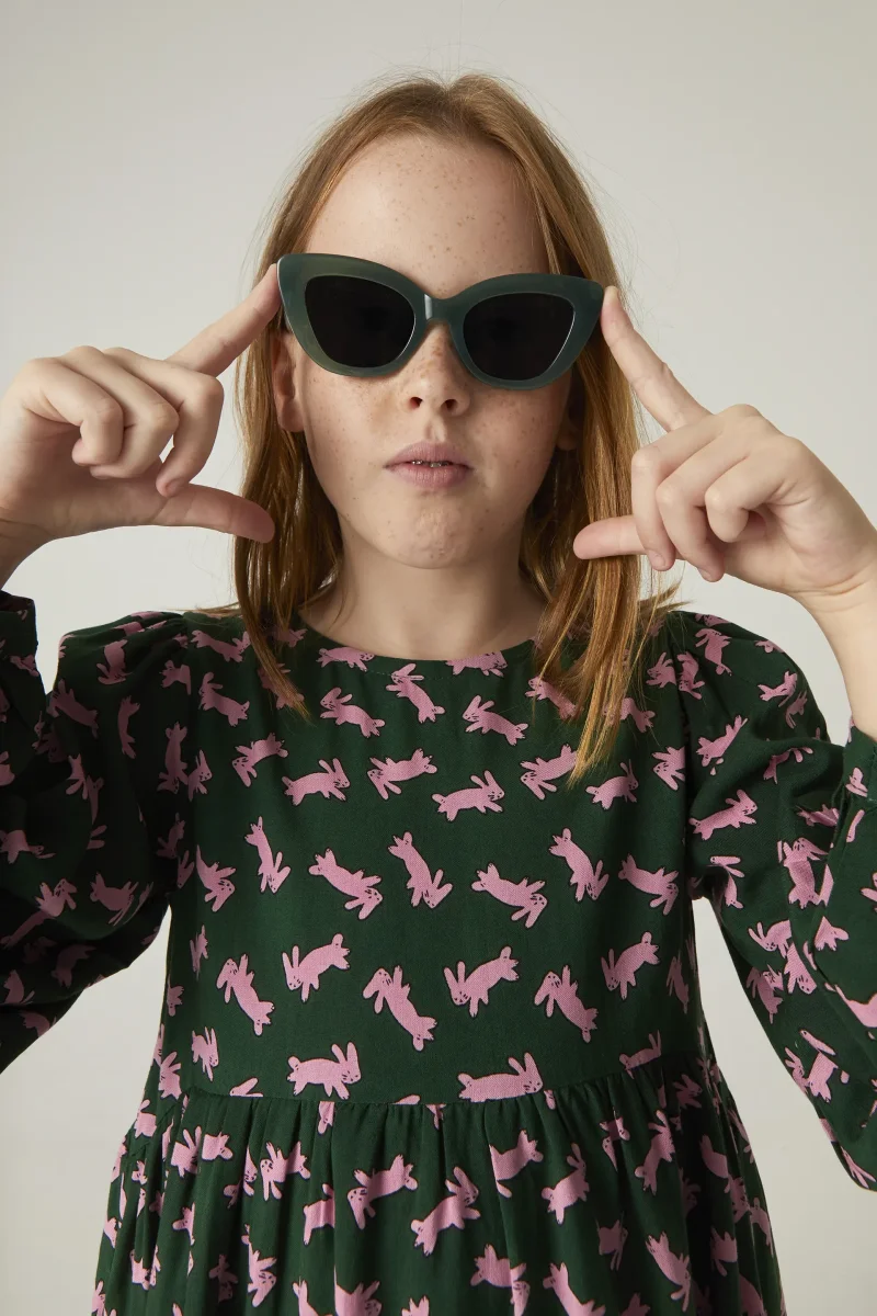 Vestido corto de niña con estampado de conejos - Imagen 5