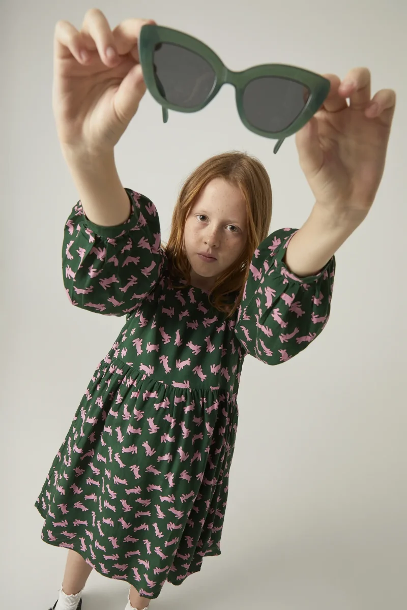 Vestido corto de niña con estampado de conejos - Imagen 4