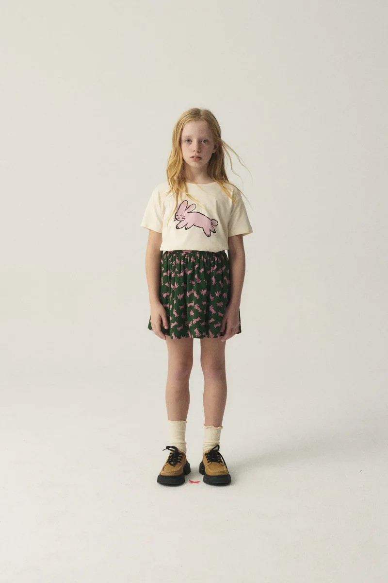 Falda corta de niña con estampado de conejos