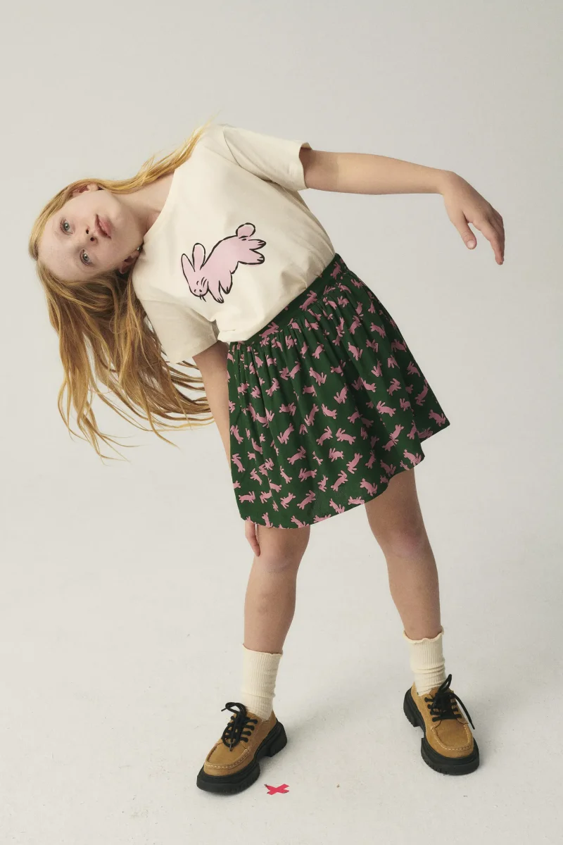 Falda corta de niña con estampado de conejos - Imagen 5