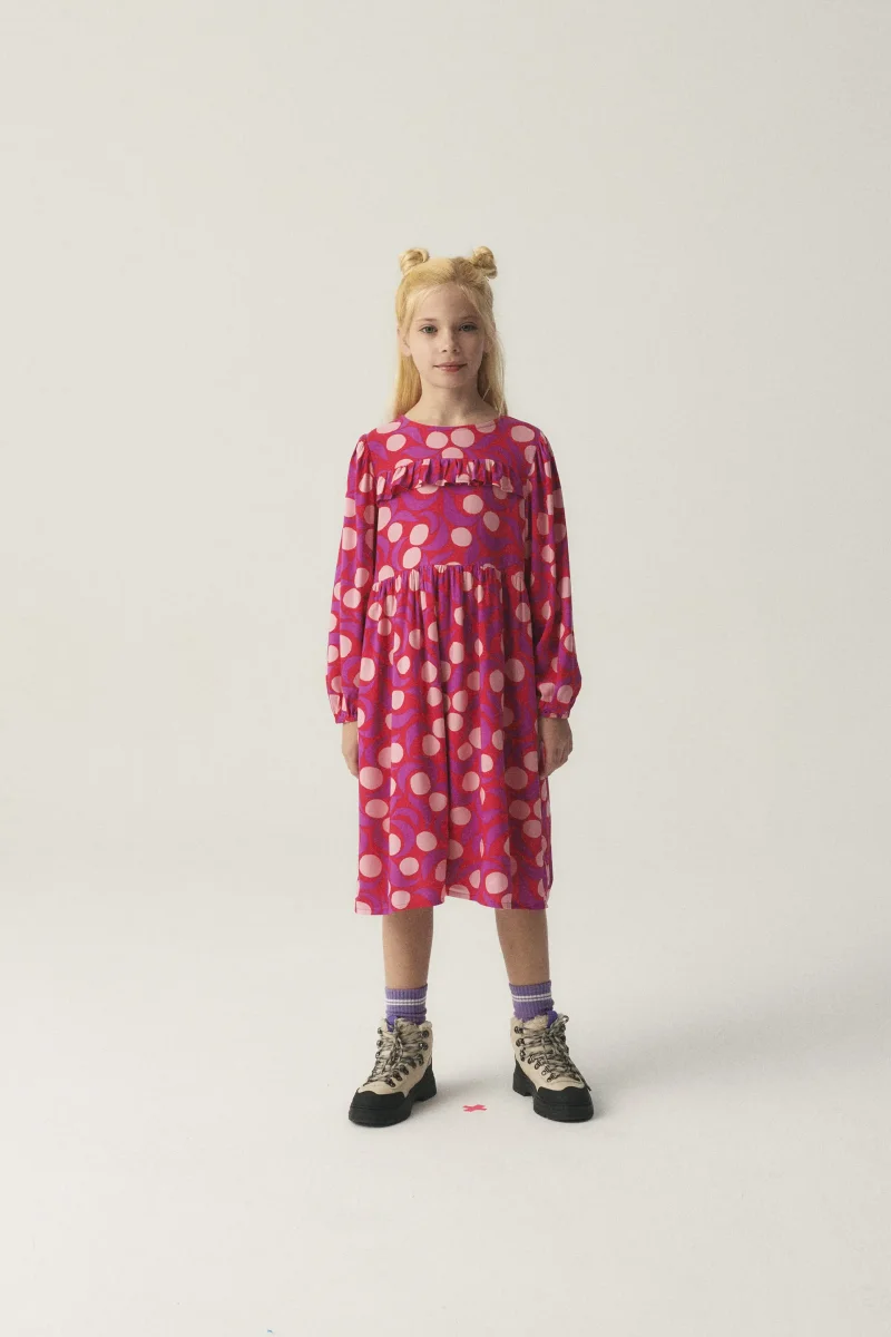 Vestido midi de niña con volante y estampado fantasía rosa