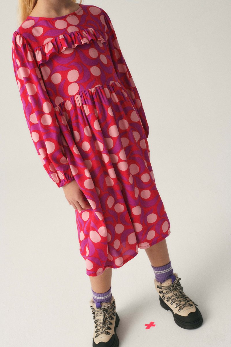 Vestido midi de niña con volante y estampado fantasía rosa - Imagen 7