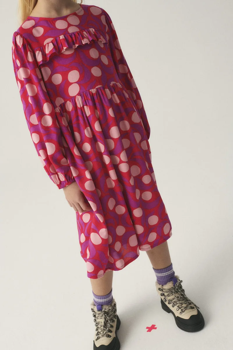 Vestido midi de niña con volante y estampado fantasía rosa - Imagen 4