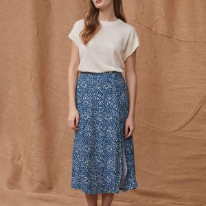 Falda azul con flores