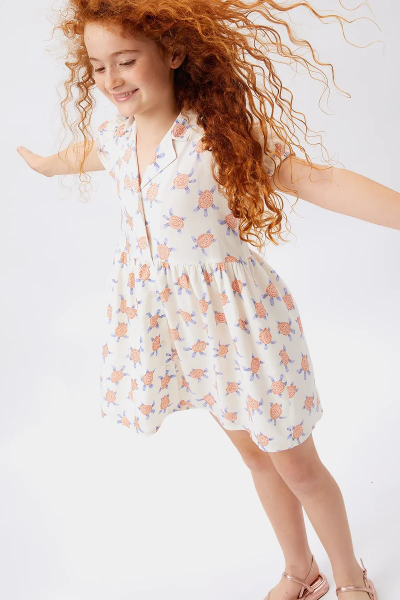 Vestido corto de niña en rayón LENZING™ ECOVERO™ de tortugas - Imagen 5