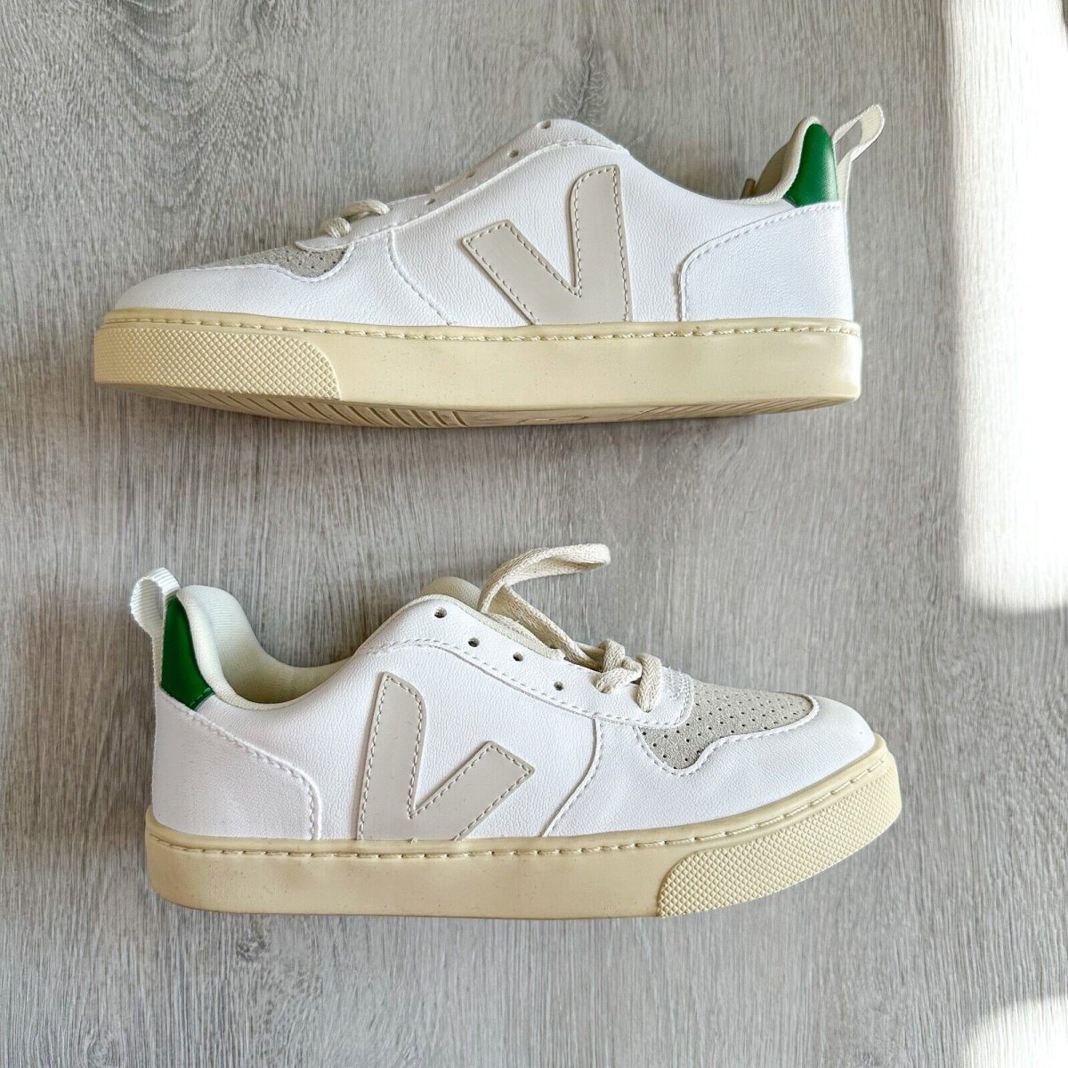 VEJA White Grey Green V Logo Trainers - Imagen 4