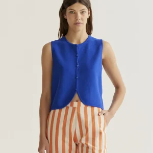 Top de punto azul con botones redondos