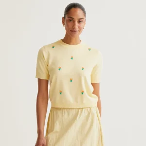 Top punto suave amarillo con flores