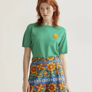Top de punto verde con bordado de naranja