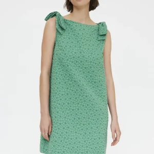 Vestido verde corto con textura floral