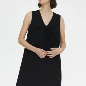 Vestido corto negro con detalle lazado