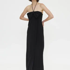 Vestido largo negro con detalle lazado