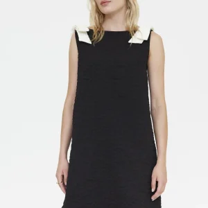 Vestido corto negro con textura floral