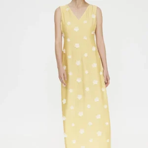 Vestido largo amarillo claro con bordado floral